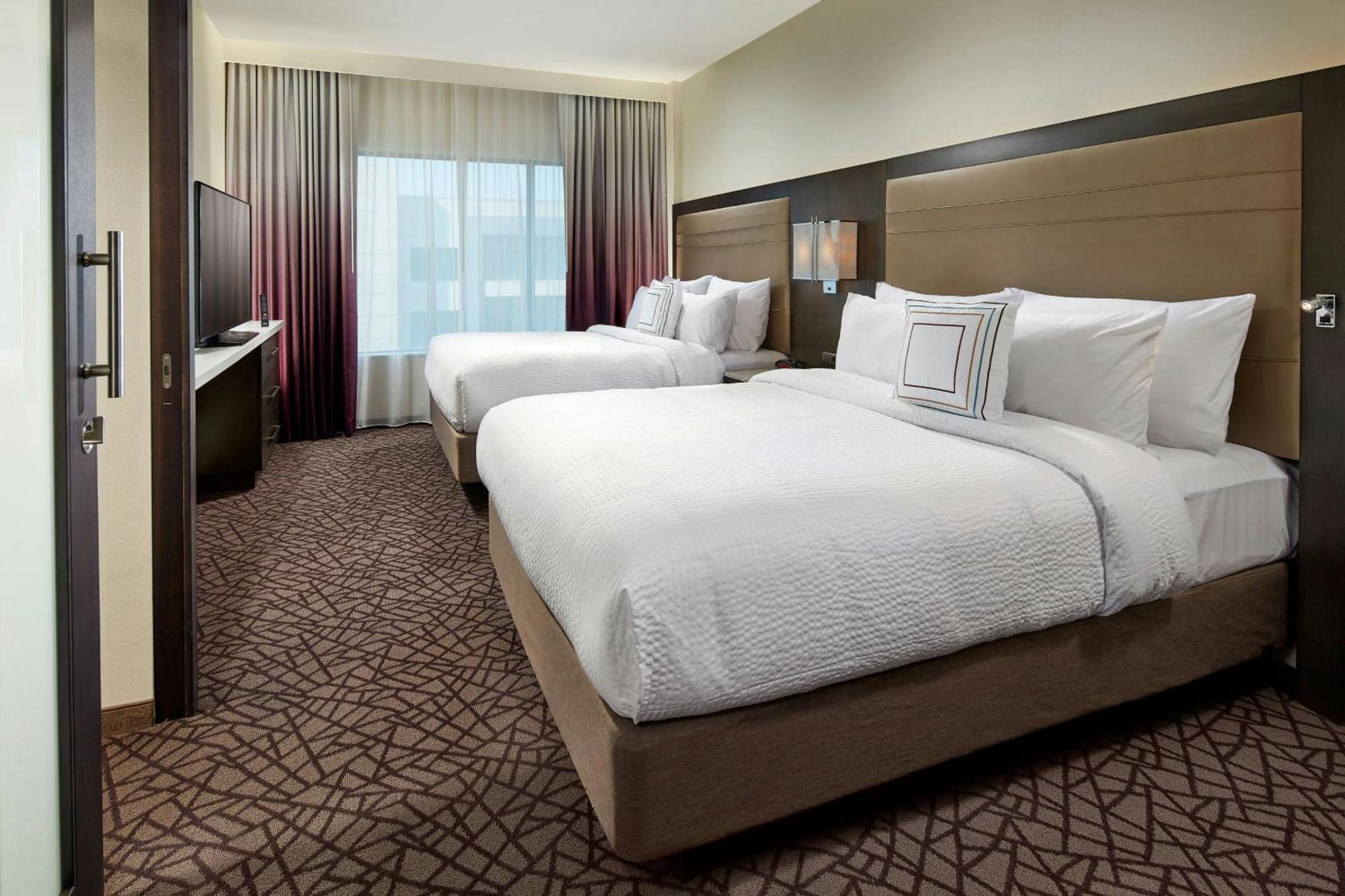 Deluxe One Bedroom 2 Queens Suite with Sofa Bed